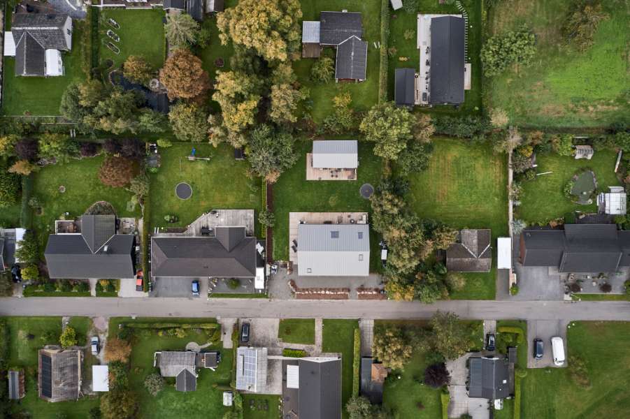 Skiffer, træ og stålprofiler i stilskabende symmetri, Mågevej 11, 4040 Jyllinge